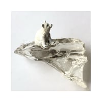 ラスト1つ 流氷にのるシロクマの子ブローチ