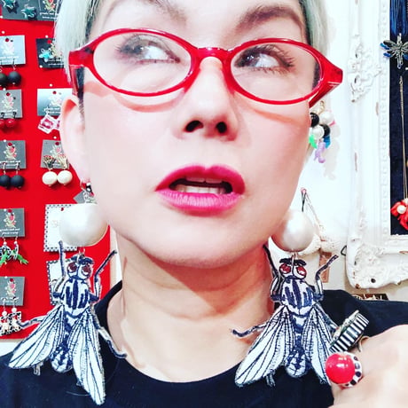 【所さんお届けモノです！】大玉コットンパールとハエの刺繍イヤリング・ピアス