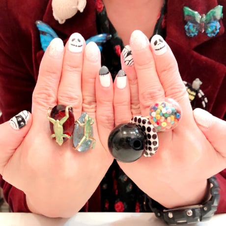 日本一邪魔になるアクセサリー。【所さんお届けモノです！】笑っちゃうほど大きいボンボンリング  黒