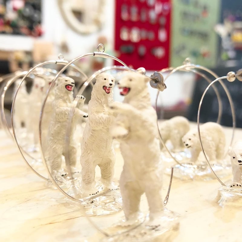 氷の上に立つシロクマピアス | bon bon cherryハイジの店 東京