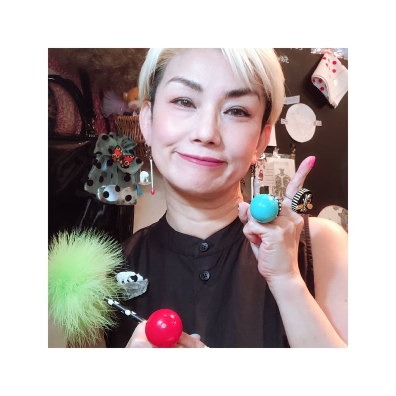 氷の上に立つシロクマピアス | bon bon cherryハイジの店 東京