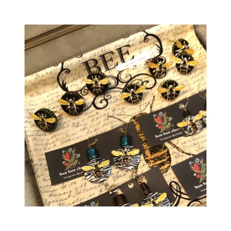 大きくて個性的 蜂のストライプリング