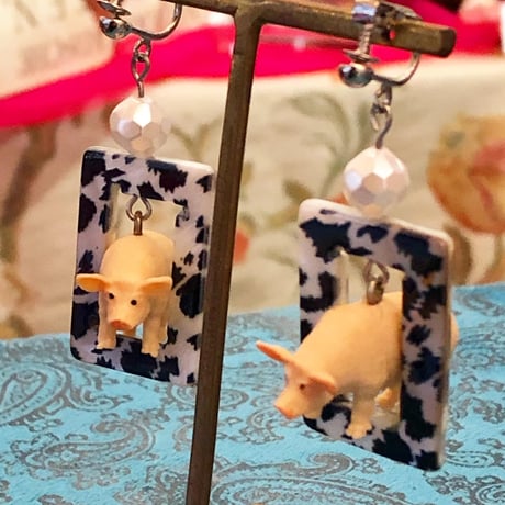 【所さんお届けモノです！】飛び出す！額縁イヤリング・ピアス 豚