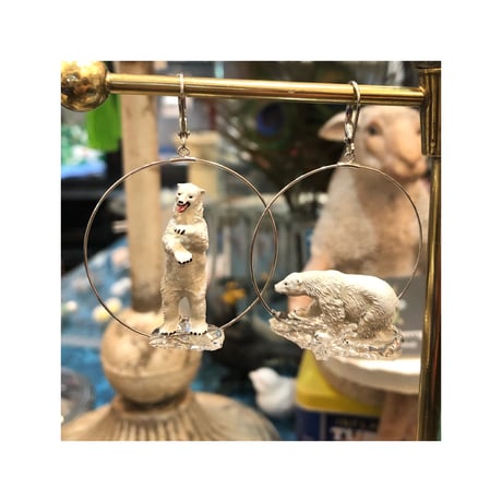 氷の上に立つシロクマピアス
