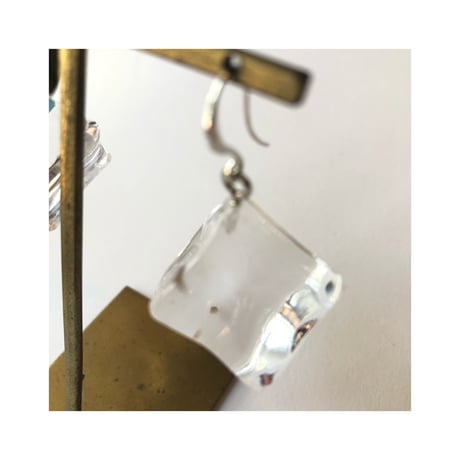 これ以上、暑い夏に合うアクセサリーってないのでは？見て涼しいアクセサリー　本ロジウム製【氷のキューブピアス・イヤリング】