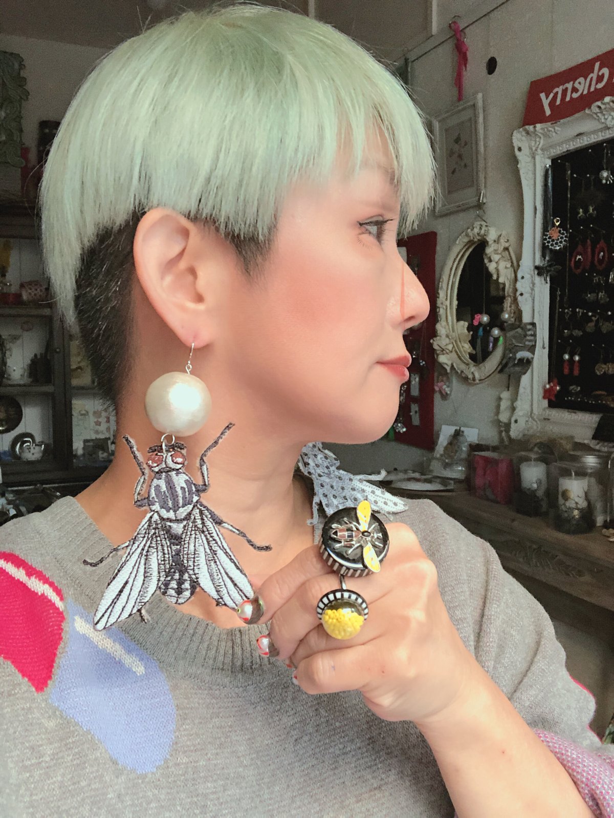 所さんお届けモノです！】大玉コットンパールとハエの刺繍イヤリング