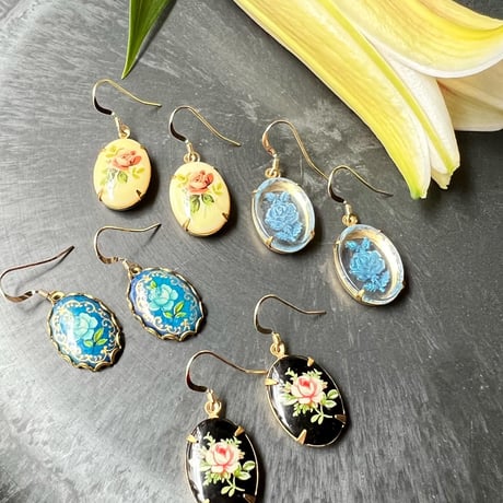 ヴィンテージ硝子ピンクの薔薇のピアス