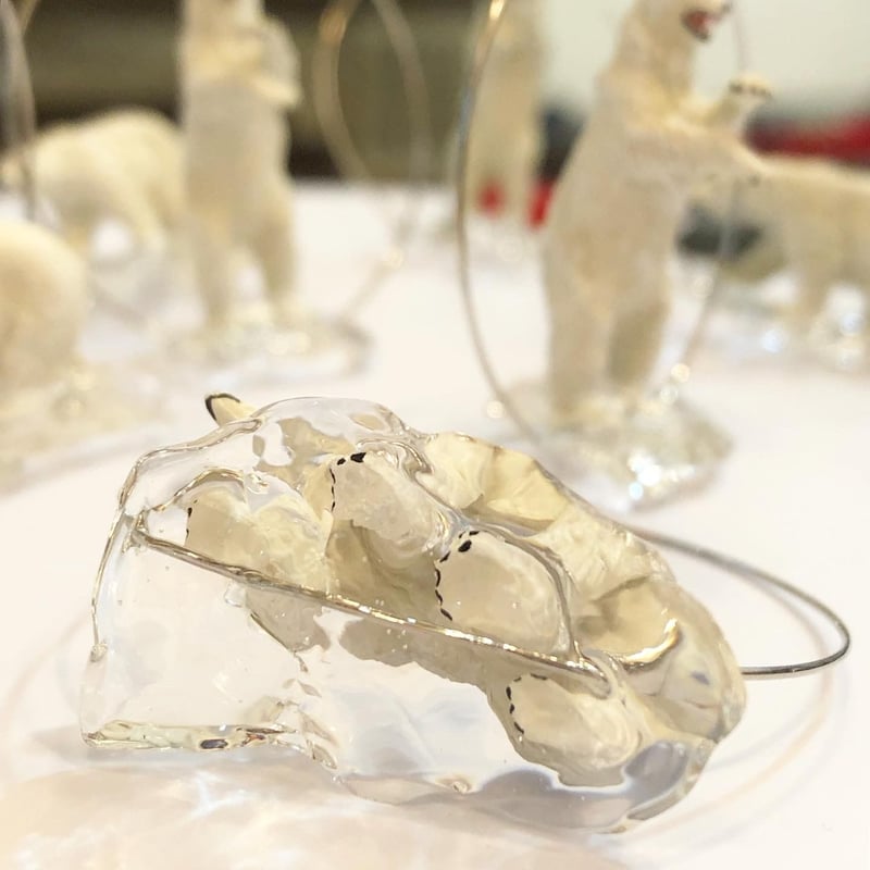 氷の上に立つシロクマピアス | bon bon cherryハイジの店 東京