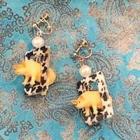 【所さんお届けモノです！】飛び出す！額縁イヤリング・ピアス 豚