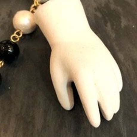 白い顔と手のネックレス