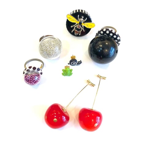 日本一邪魔になるアクセサリー。【所さんお届けモノです！】笑っちゃうほど大きいボンボンリング  黒