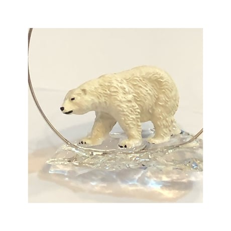 氷の上に立つシロクマピアス