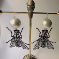 【所さんお届けモノです！】大玉コットンパールとハエの刺繍イヤリング・ピアス