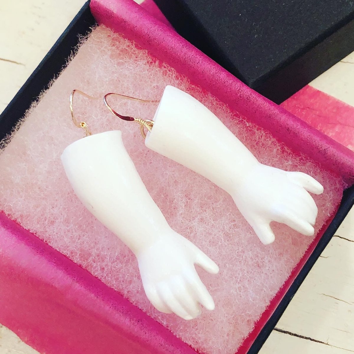 14kgfロシア人形 セラミック白い手のピアス【白いシリーズ】 | bon bon