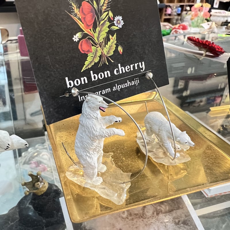 氷の上に立つシロクマピアス | bon bon cherryハイジの店 東京
