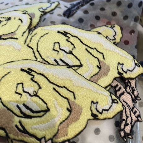 【大ぶりなのに驚くほど軽いシリーズ】大人のひよことパールの刺繍イヤリング・ピアス