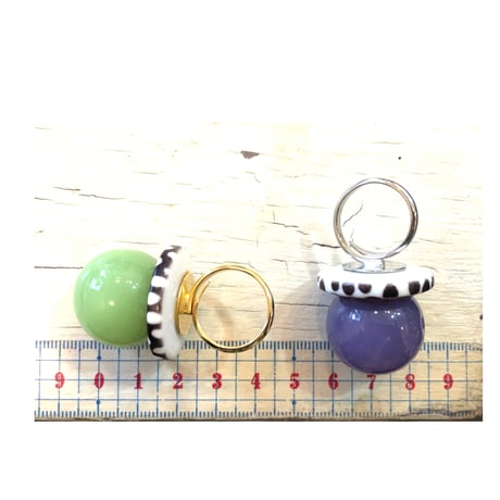 日本一邪魔になるアクセサリー。【所さんお届けモノです！】笑っちゃうほど大きいボンボンリング  黒