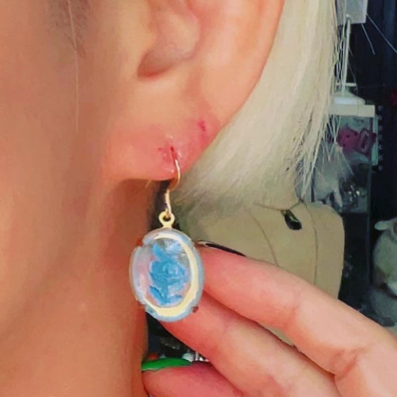 透明ガラスに青いバラのピアス | bon bon cherryハイジの店 東京