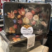 ラ トリニテーヌ 黒いフラワー缶(バター風味クッキーぎっしり入り)