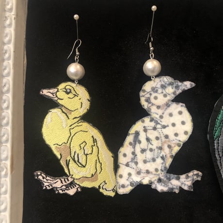 【大ぶりなのに驚くほど軽いシリーズ】大人のひよことパールの刺繍イヤリング・ピアス