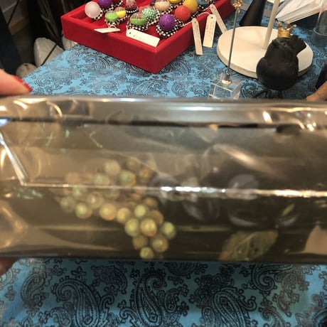 ラ トリニテーヌ 黒いフラワー缶(バター風味クッキーぎっしり入り)