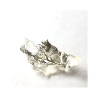 B品 足が氷漬けになってしまったシロクマの子ブローチ