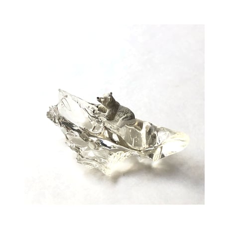 B品 足が氷漬けになってしまったシロクマの子ブローチ