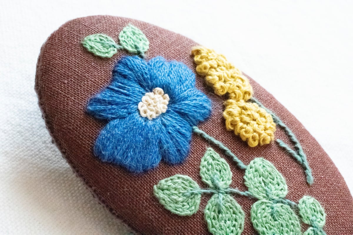 刺繍　ブローチ　ハンドメイド【シーズとお花畑】 刺繍ブローチハンドメイド【シーズとお花畑】