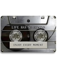 ブリキ看板 カセットテープ レトロ インテリア ビンテージ おしゃれ 壁飾り LIFE HAS NO REWIND ENJOY EVERY MOMENT