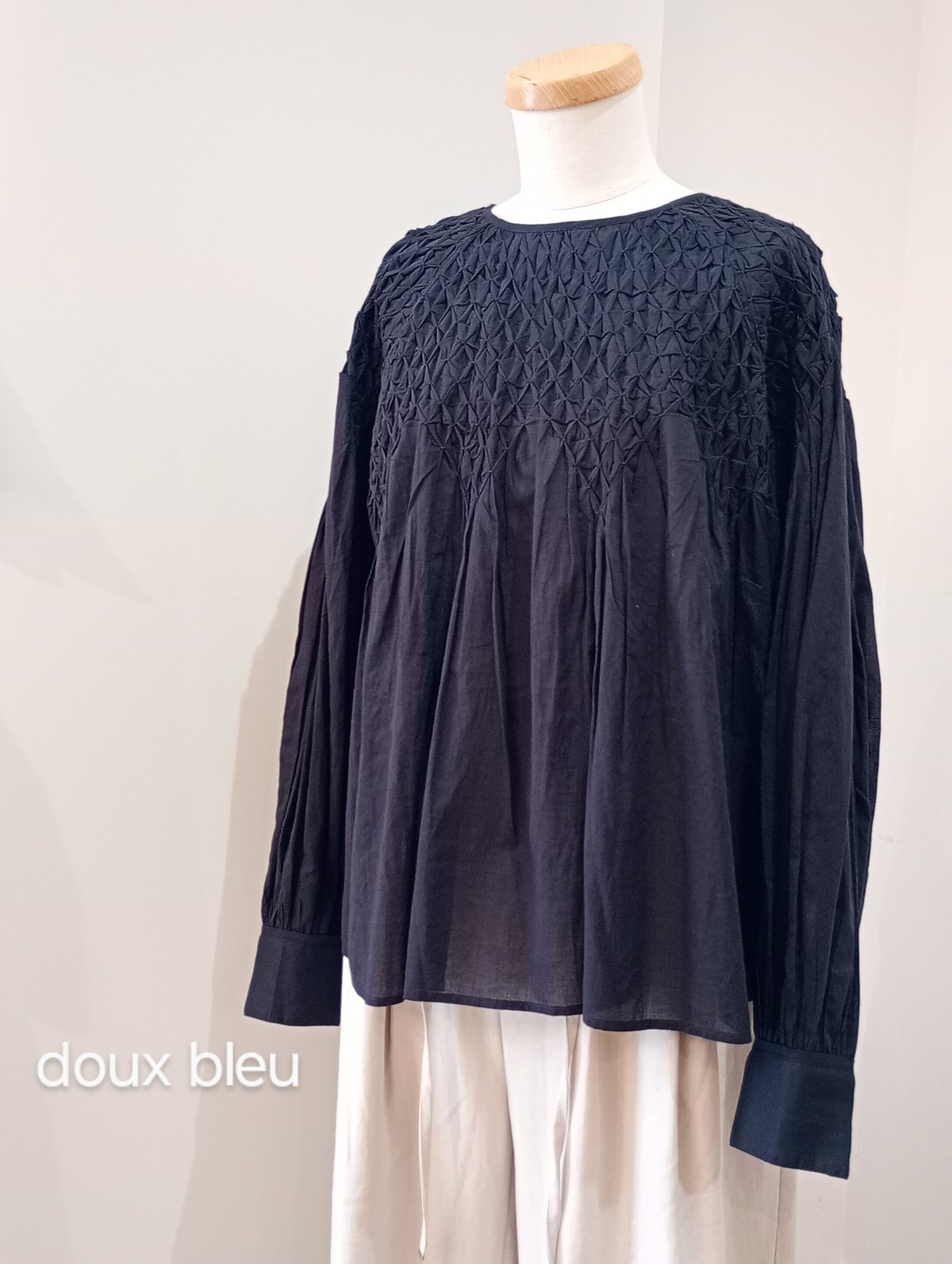 doux bleu ハンドスモッキング刺繍ブラウス　長袖シャツ　nei大分 doux bleu／ハンドスモッキング刺繍ブラウス | mon favori｜モン