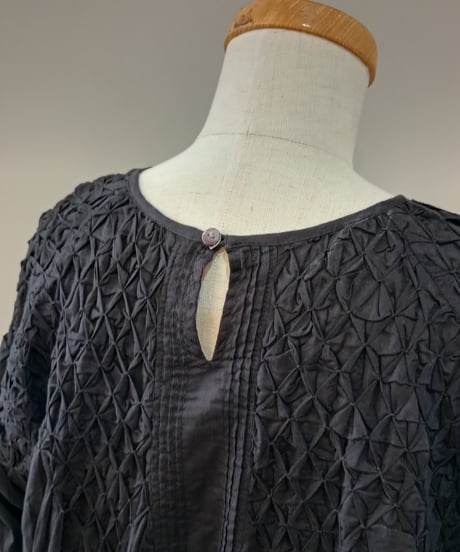 doux bleu／ハンドスモッキング刺繍ブラウス