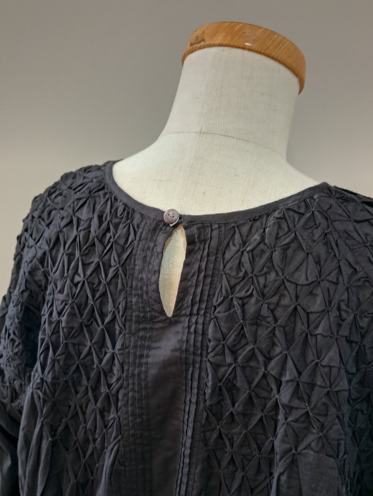 doux bleu｜ハンドスモッキング刺繍ブラウス doux bleu／ハンドスモッキング刺繍ブラウス | mon favori｜モンファヴォリ