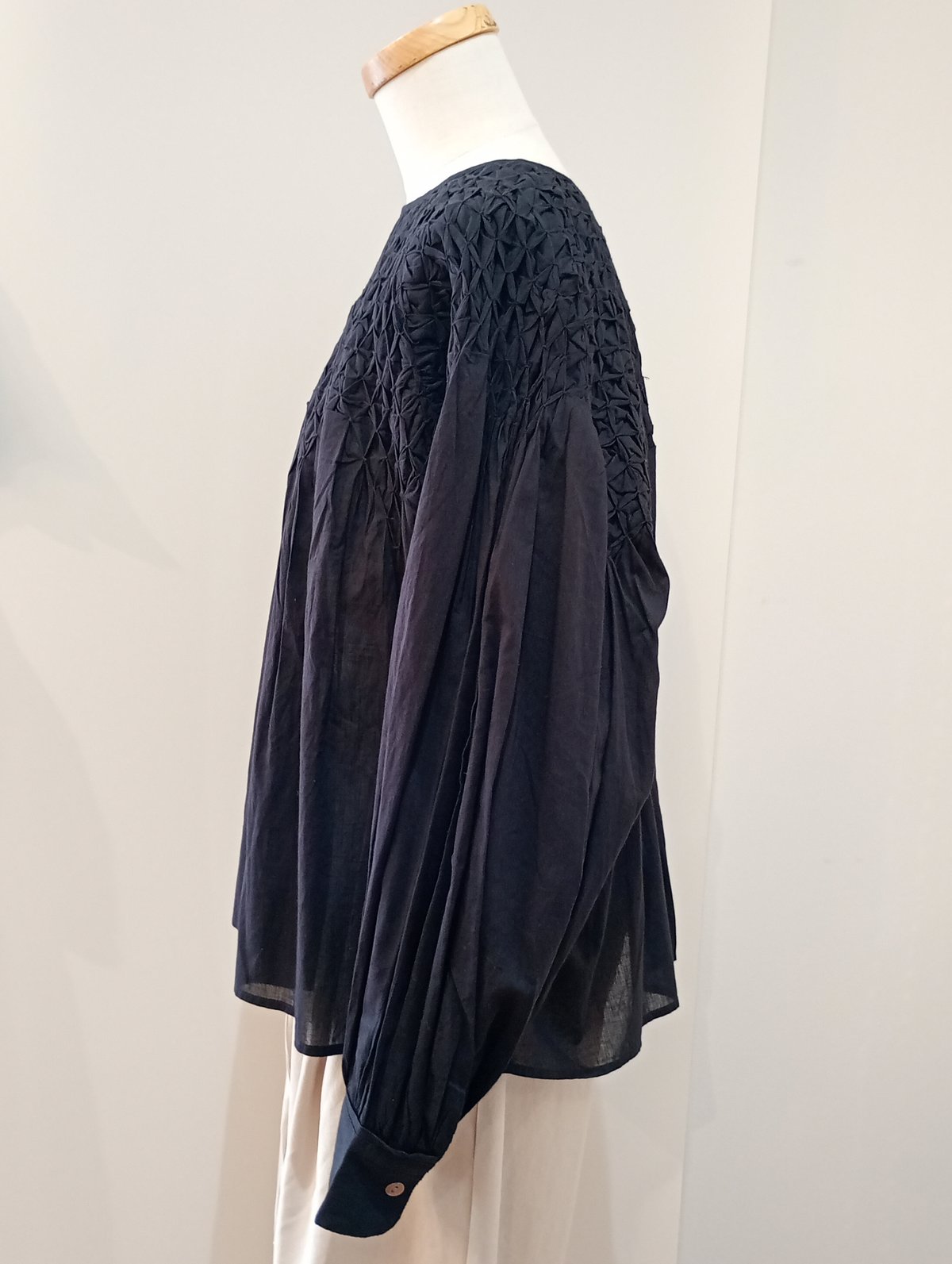 doux bleu｜ハンドスモッキング刺繍ブラウス doux bleu／ハンドスモッキング刺繍ブラウス | mon favori｜モンファヴォリ