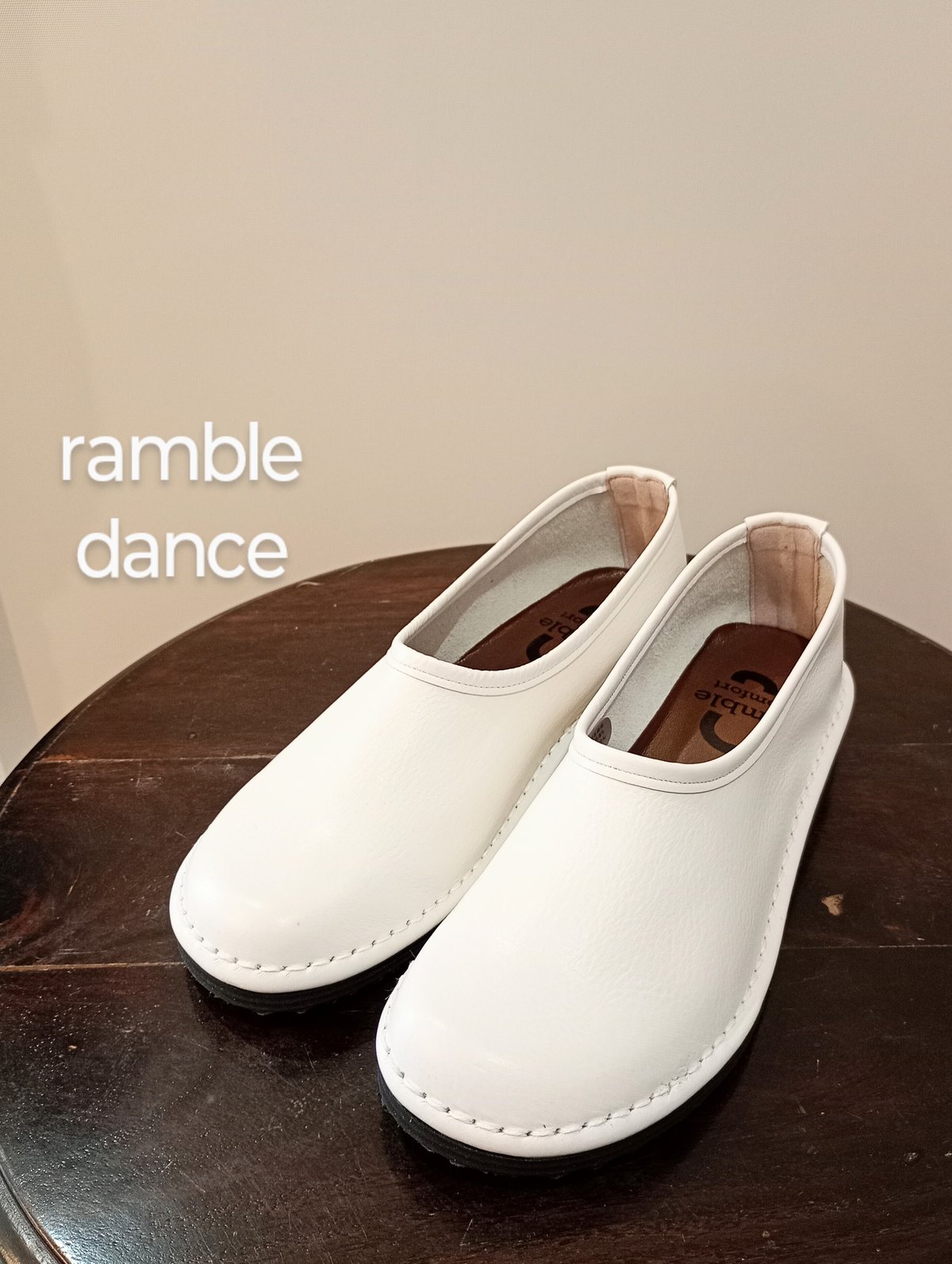 Emi×ランブルダンス レザースリッポンシューズ 白エナメル 24.５cm Emi×ランブルダンス レザースリッポンシューズ 白エナメル 24.5cm Emi