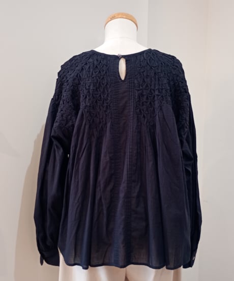 doux bleu／ハンドスモッキング刺繍ブラウス