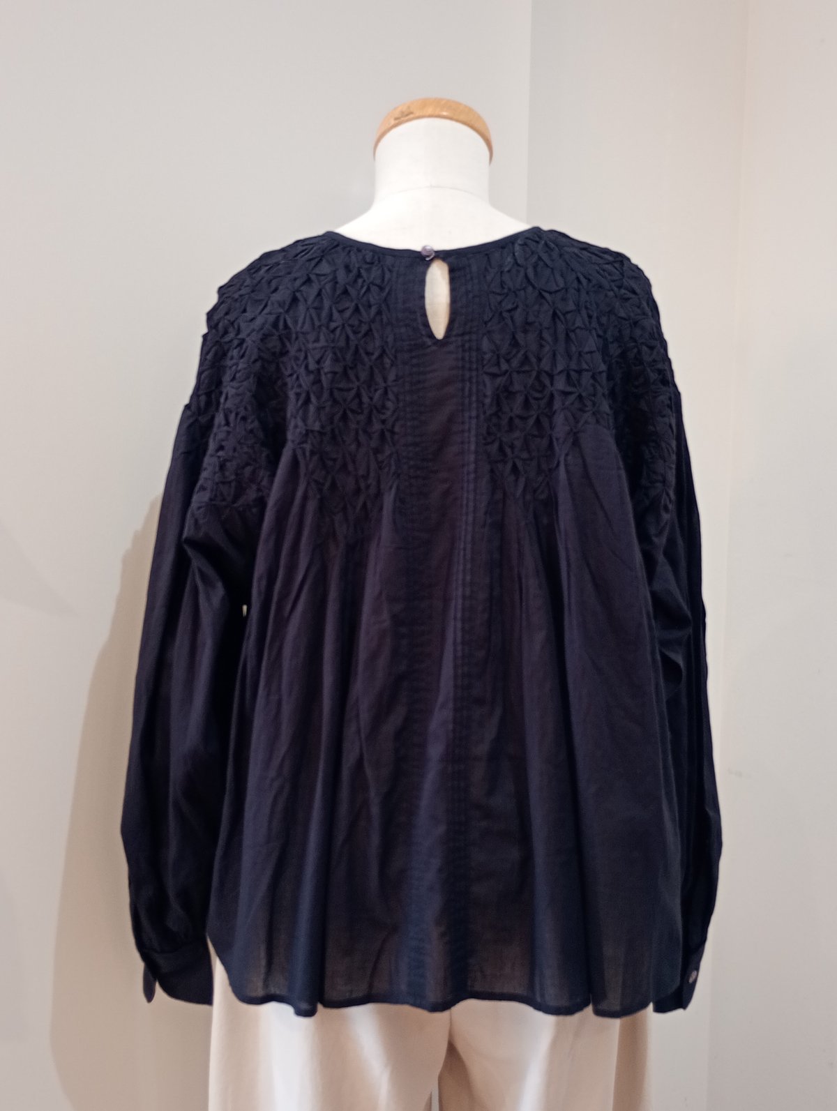 doux bleu ハンドスモッキング刺繍ブラウス　長袖シャツ　nei大分 doux bleu ハンドスモッキング刺繍ブラウス 長袖シャツ nei大分 - メルカリ