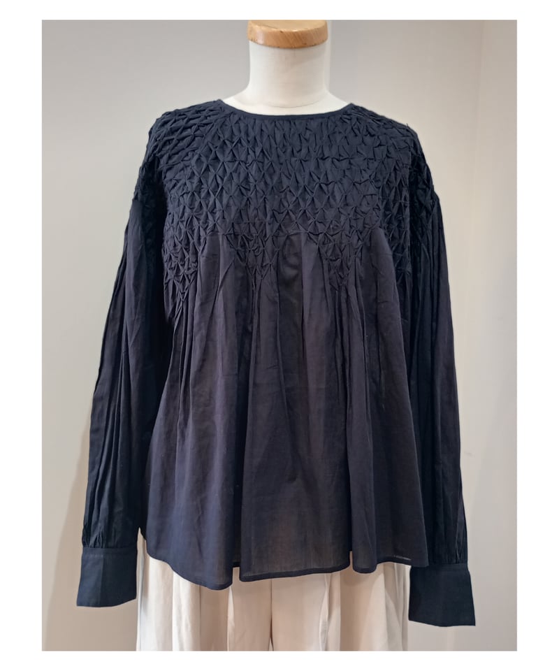 doux bleu ハンドスモッキング刺繍ブラウス　長袖シャツ　nei大分 doux bleu ハンドスモッキング刺繍ブラウス 長袖シャツ nei大分