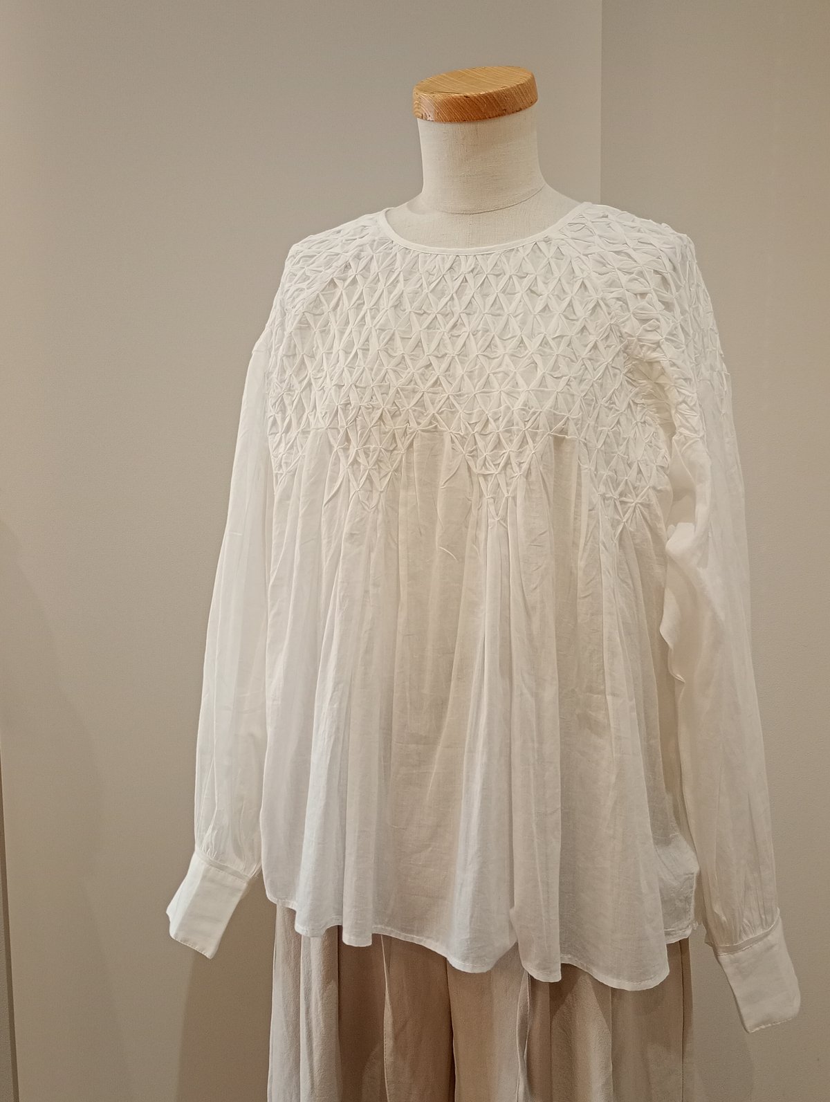 doux bleu｜ハンドスモッキング刺繍ブラウス fit=scale-down,w=1200