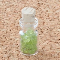 ミャンマー産 ペリドット AAAAA 極小粒さざれ 2g  ＆ ミニボトル W1.2cm×H約3cm