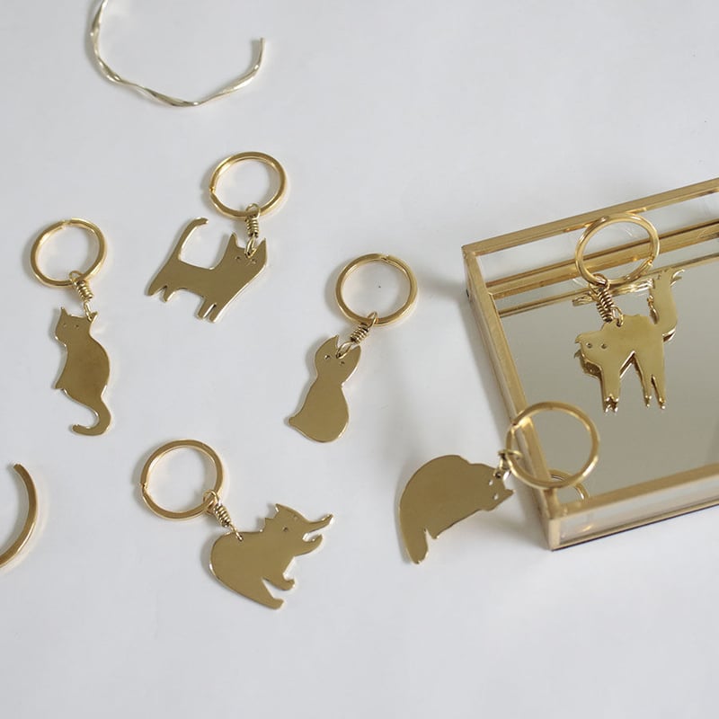 ねこポーズ NECOREPA/ 真鍮キーホルダー【kura】 | NECOREPA STORE