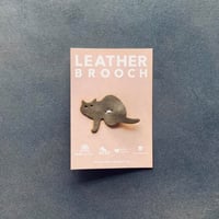NECOREPA/ 　猫型レザーブローチD　びびり猫【brouchbibiri】