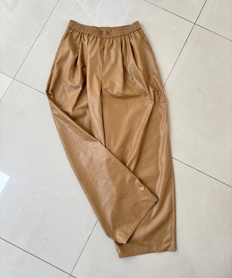 レザーライクカーブパンツ