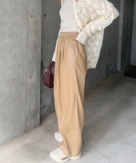 レザーライクカーブパンツ