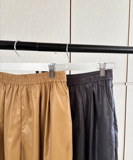 レザーライクカーブパンツ