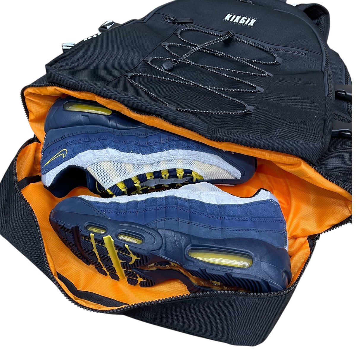 KIXSIX × UNIVERSAL OVERALL BACKPACK KIXSIX × UNIVERSAL OVERALL LOGO REPEAT BUNGEE