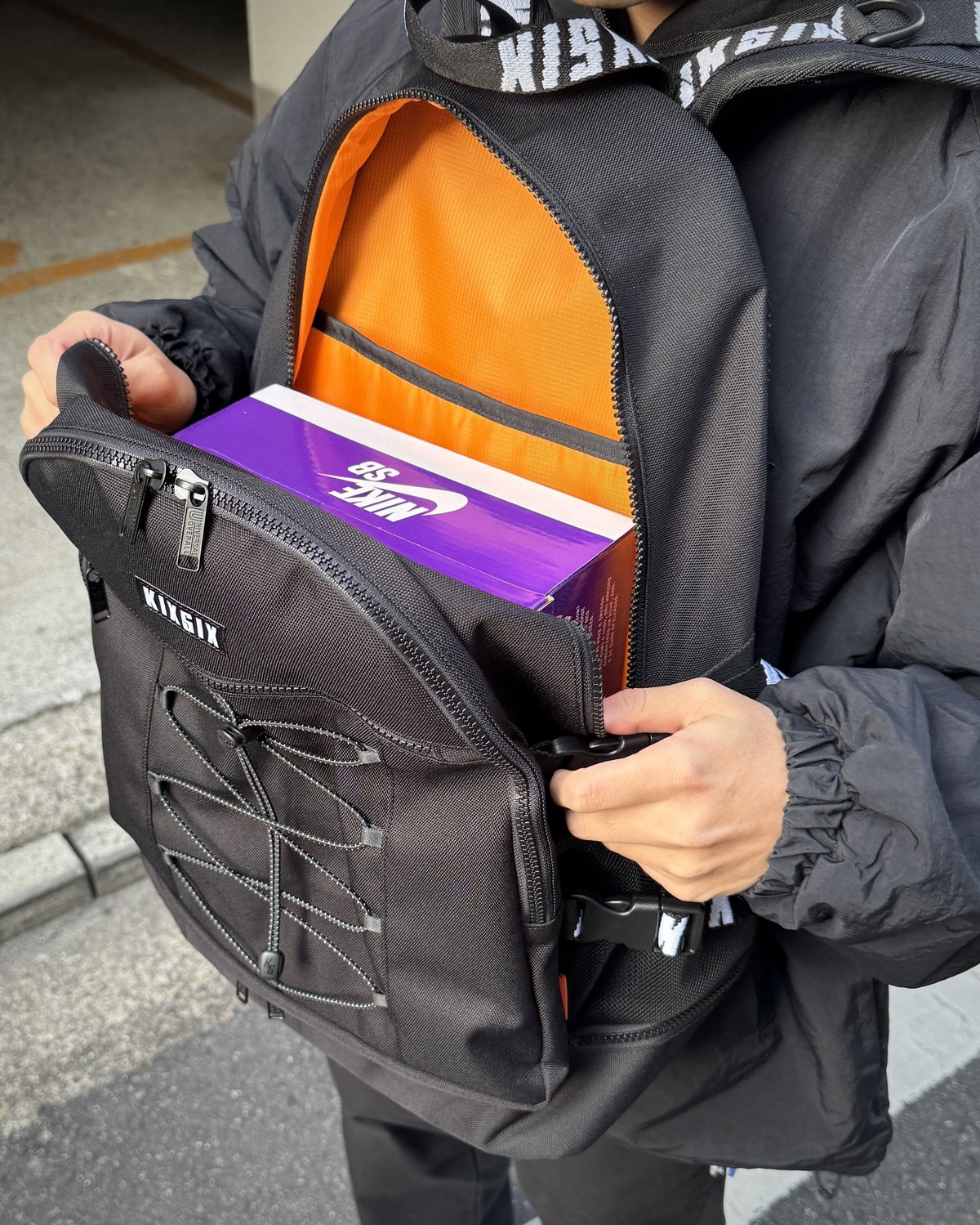 KIXSIX × UNIVERSAL OVERALL BACKPACK KIXSIX × UNIVERSAL OVERALL LOGO REPEAT BUNGEE