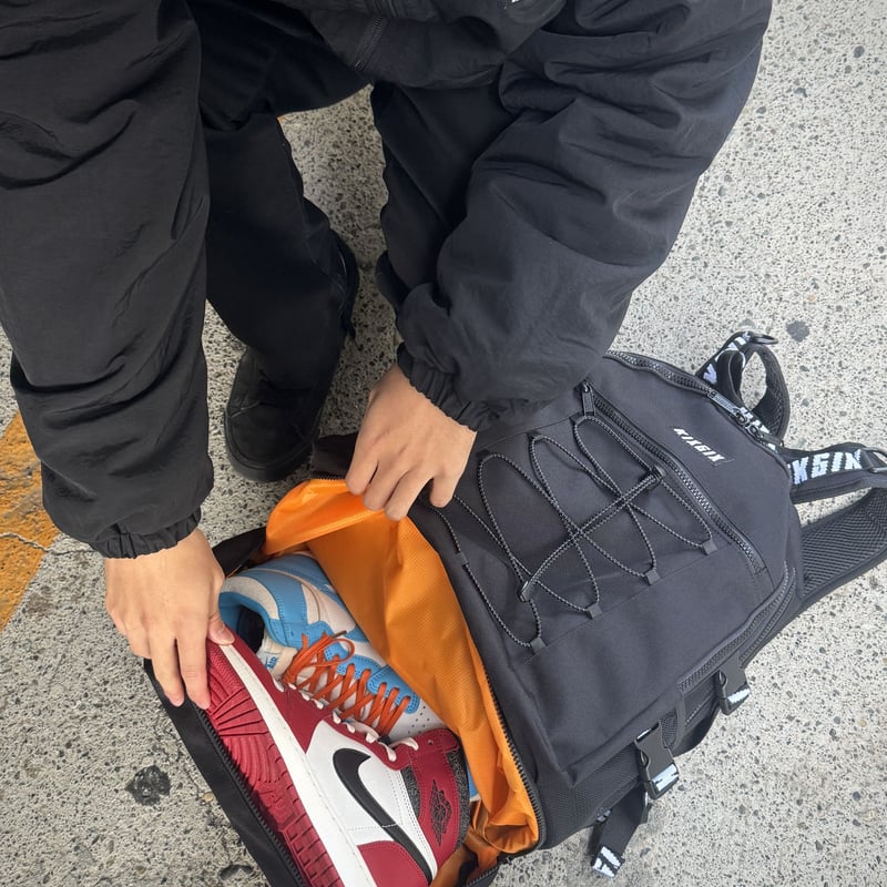 KIXSIX × UNIVERSAL OVERALL BACKPACK KIXSIX × UNIVERSAL OVERALL LOGO REPEAT BUNGEE