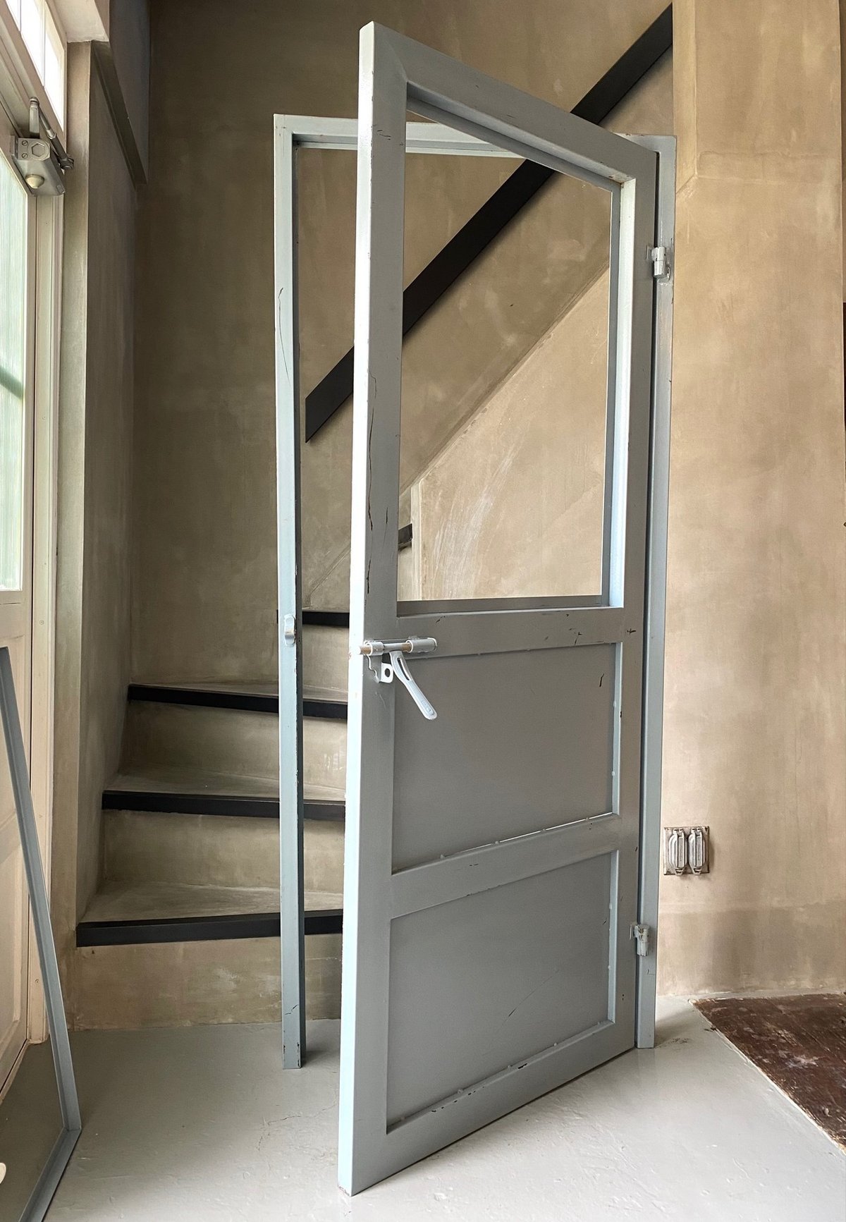 貴重海外製搬入付配送アイアンドア鉄扉枠付インダストリアル防犯対策