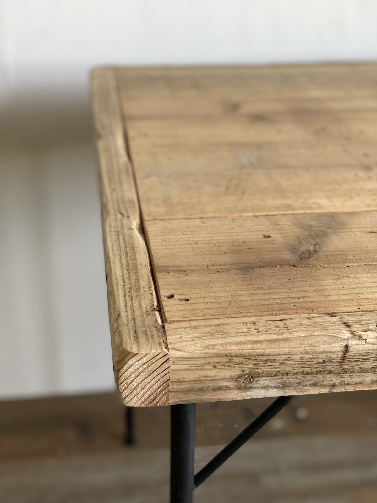 サイドテーブル　レトロ　鉄脚　無垢材 無垢材＆鉄脚のサイドテーブル - メルカリ