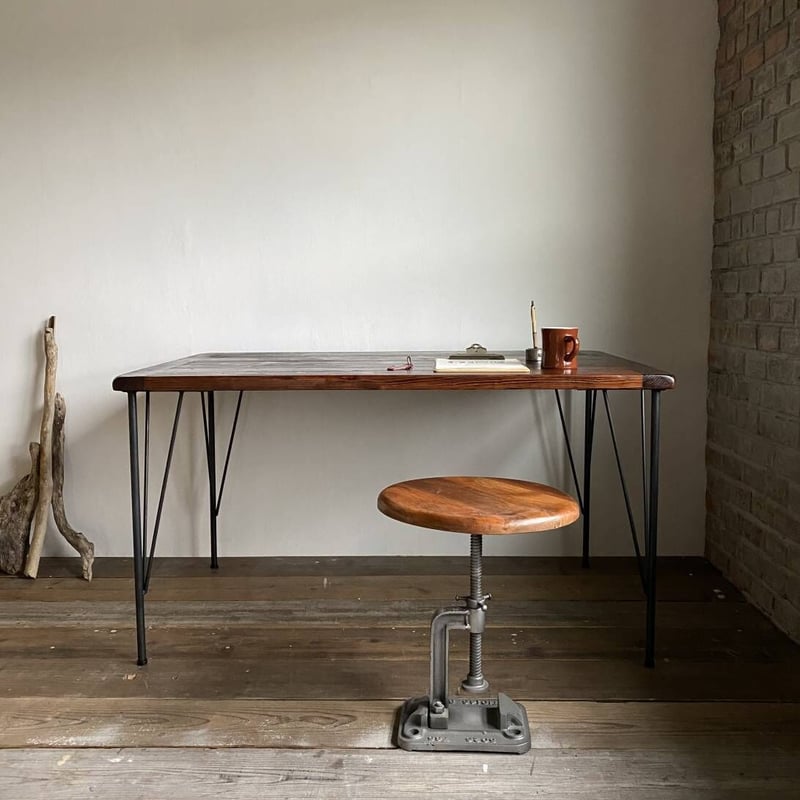 古い鉄脚と古材のテーブル　ワークデスク　机　作業台　古家具　古道具 古材天板とIライン鉄脚のワークデスク アイアン家具